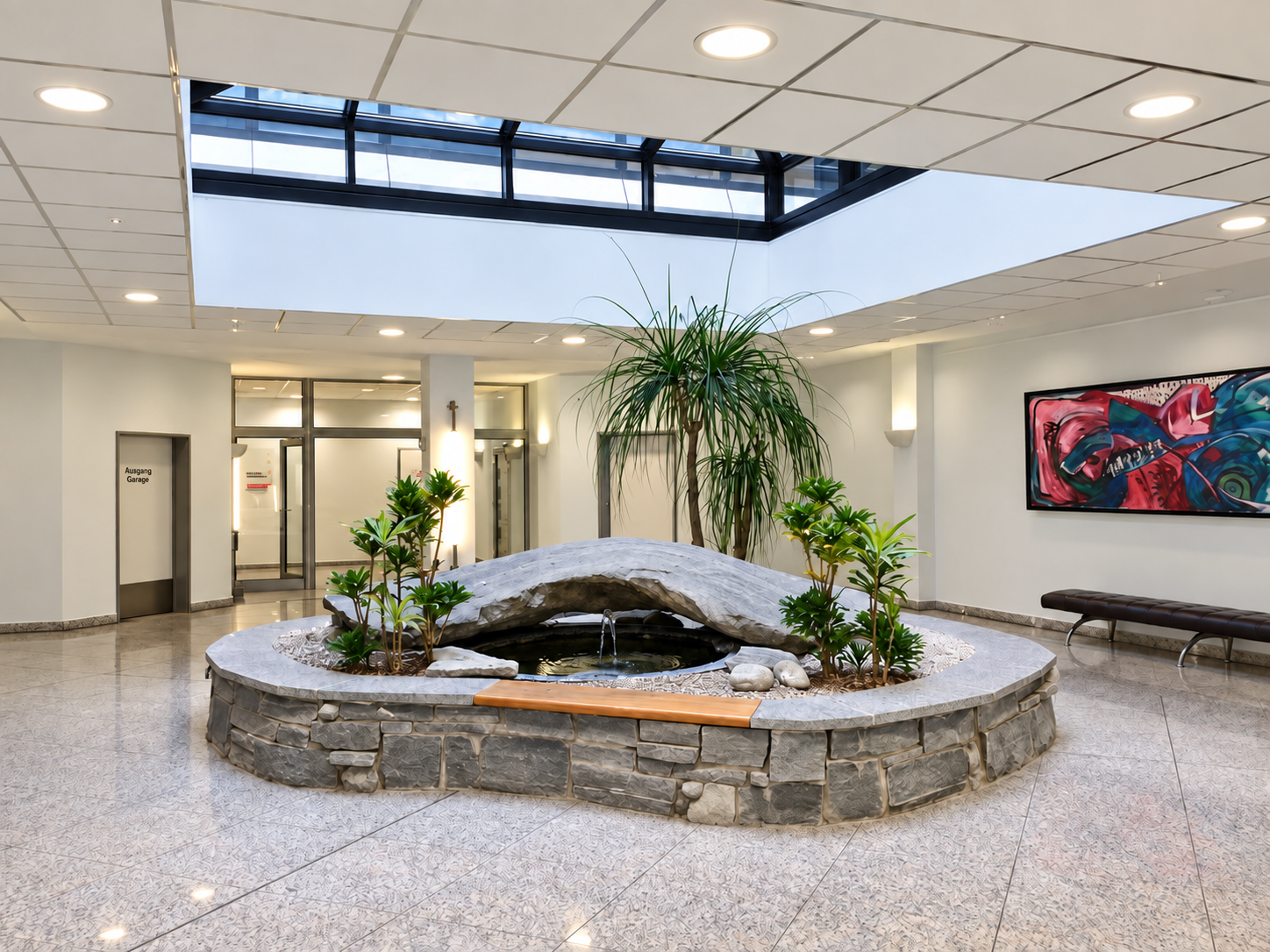 Foyer im Edison-Park mit Oberlicht und bepflanztem Brunnen